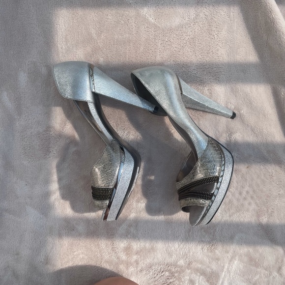 BNWT Carlos Santana Heels - Picture 3 of 7